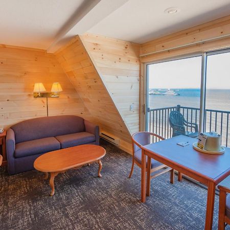 Quality Inn & Suites Mackinaw City Beachfront מראה חיצוני תמונה