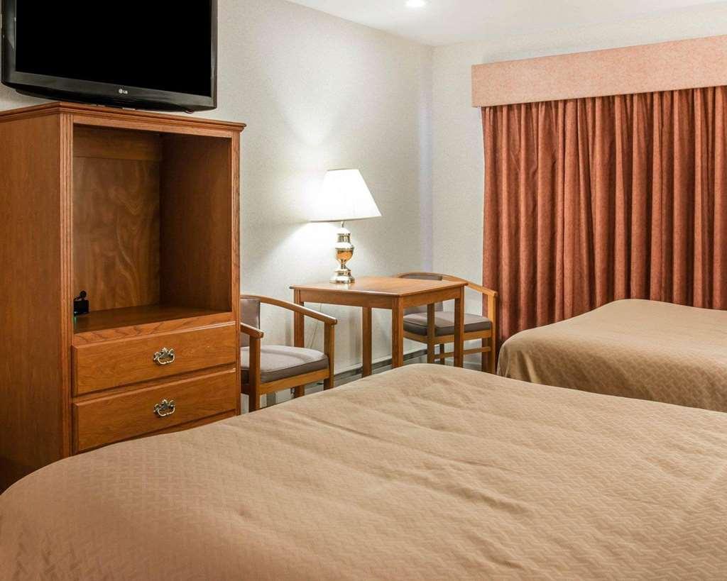 Quality Inn & Suites Mackinaw City Beachfront חדר תמונה