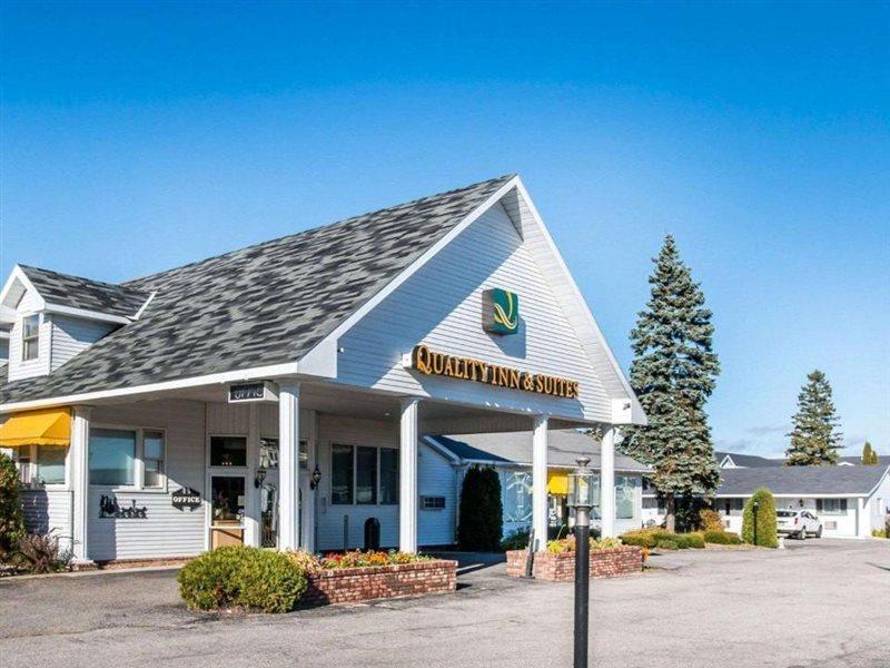 Quality Inn & Suites Mackinaw City Beachfront מראה חיצוני תמונה