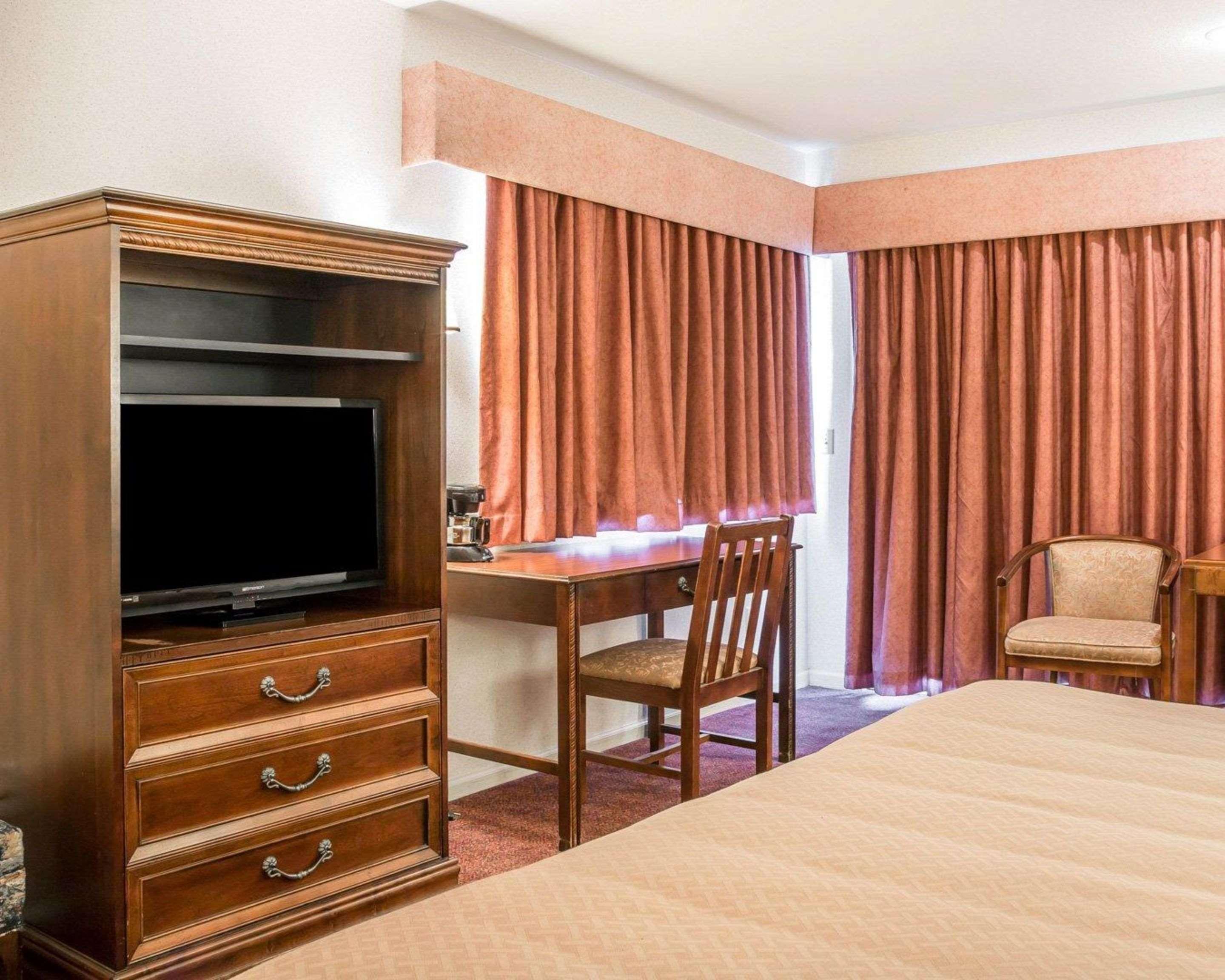 Quality Inn & Suites Mackinaw City Beachfront מראה חיצוני תמונה