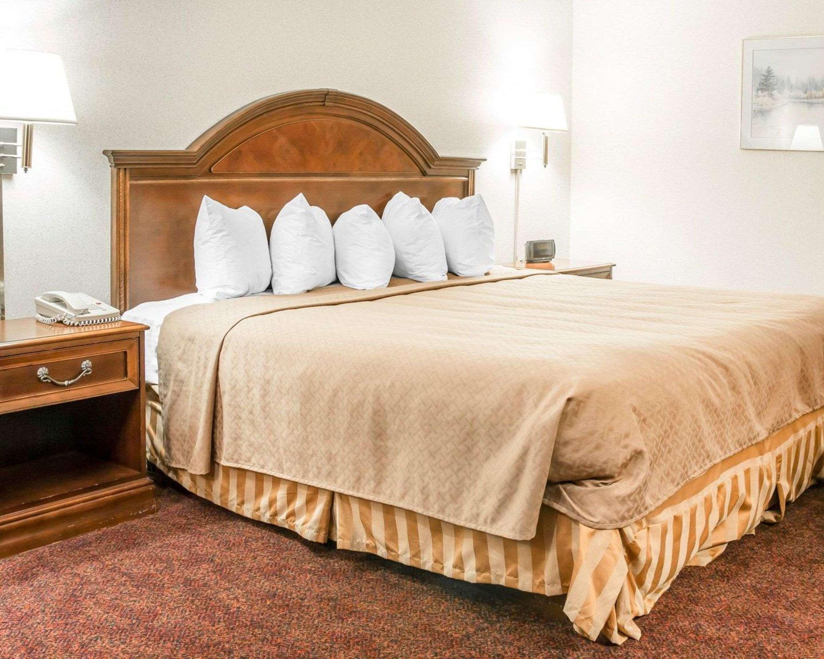 Quality Inn & Suites Mackinaw City Beachfront מראה חיצוני תמונה