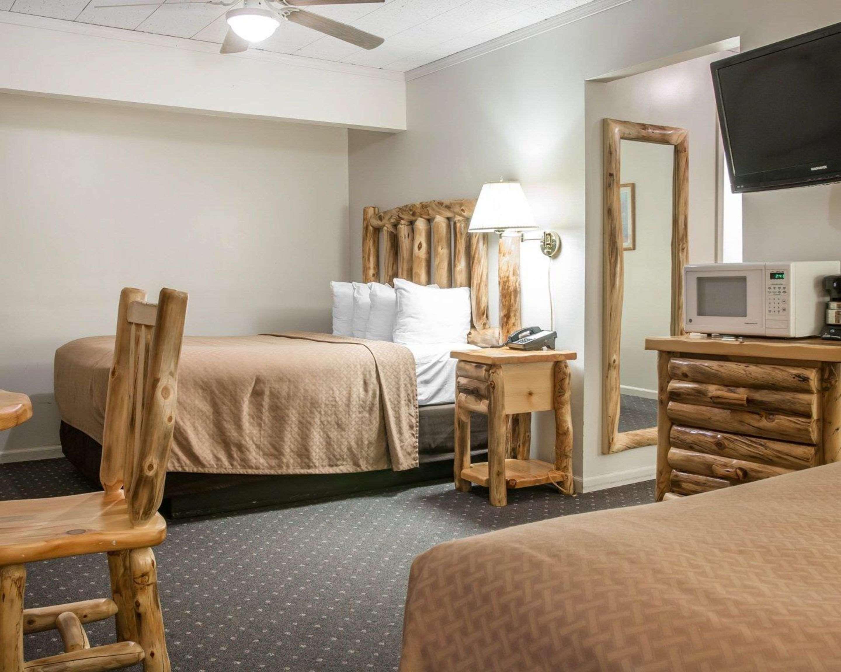Quality Inn & Suites Mackinaw City Beachfront מראה חיצוני תמונה