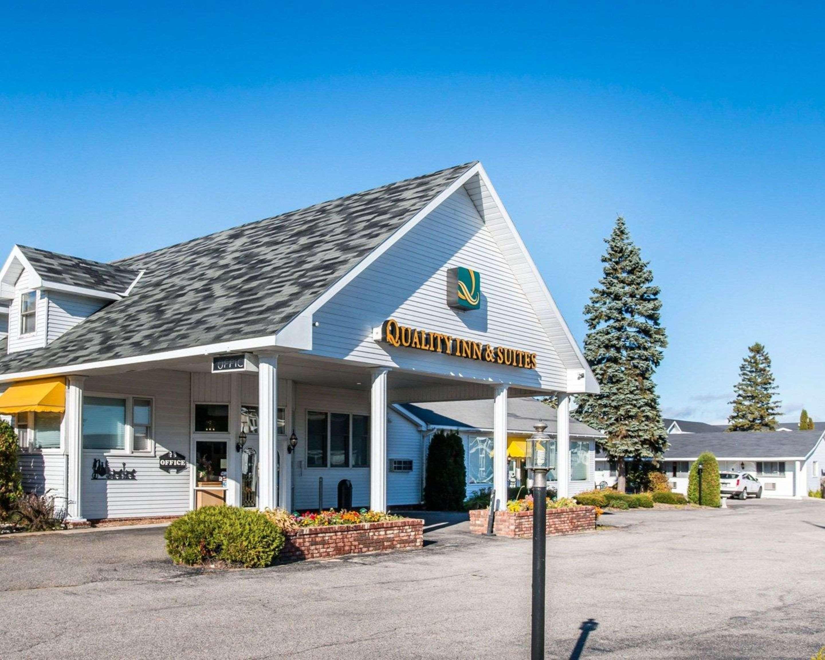 Quality Inn & Suites Mackinaw City Beachfront מראה חיצוני תמונה