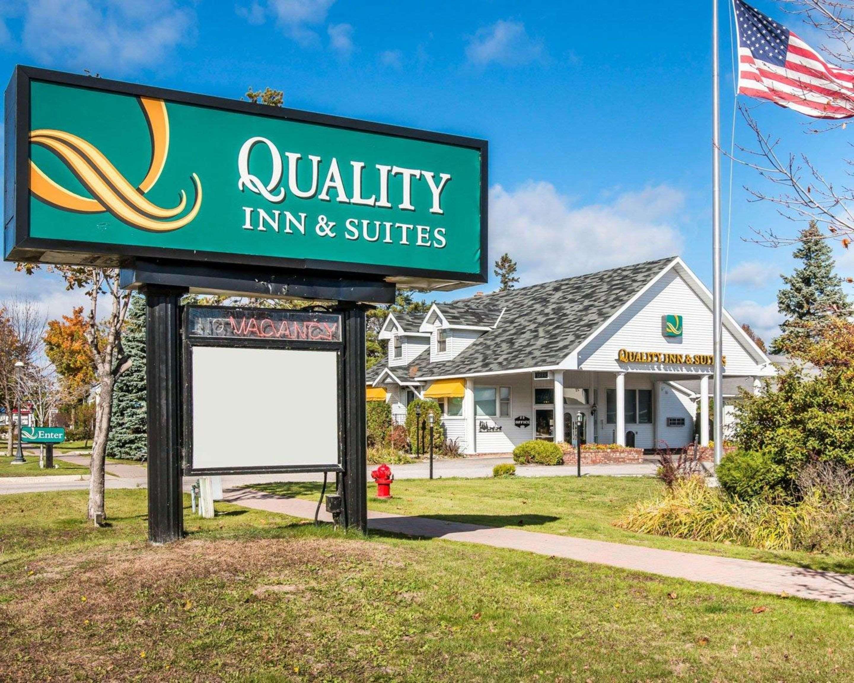 Quality Inn & Suites Mackinaw City Beachfront מראה חיצוני תמונה