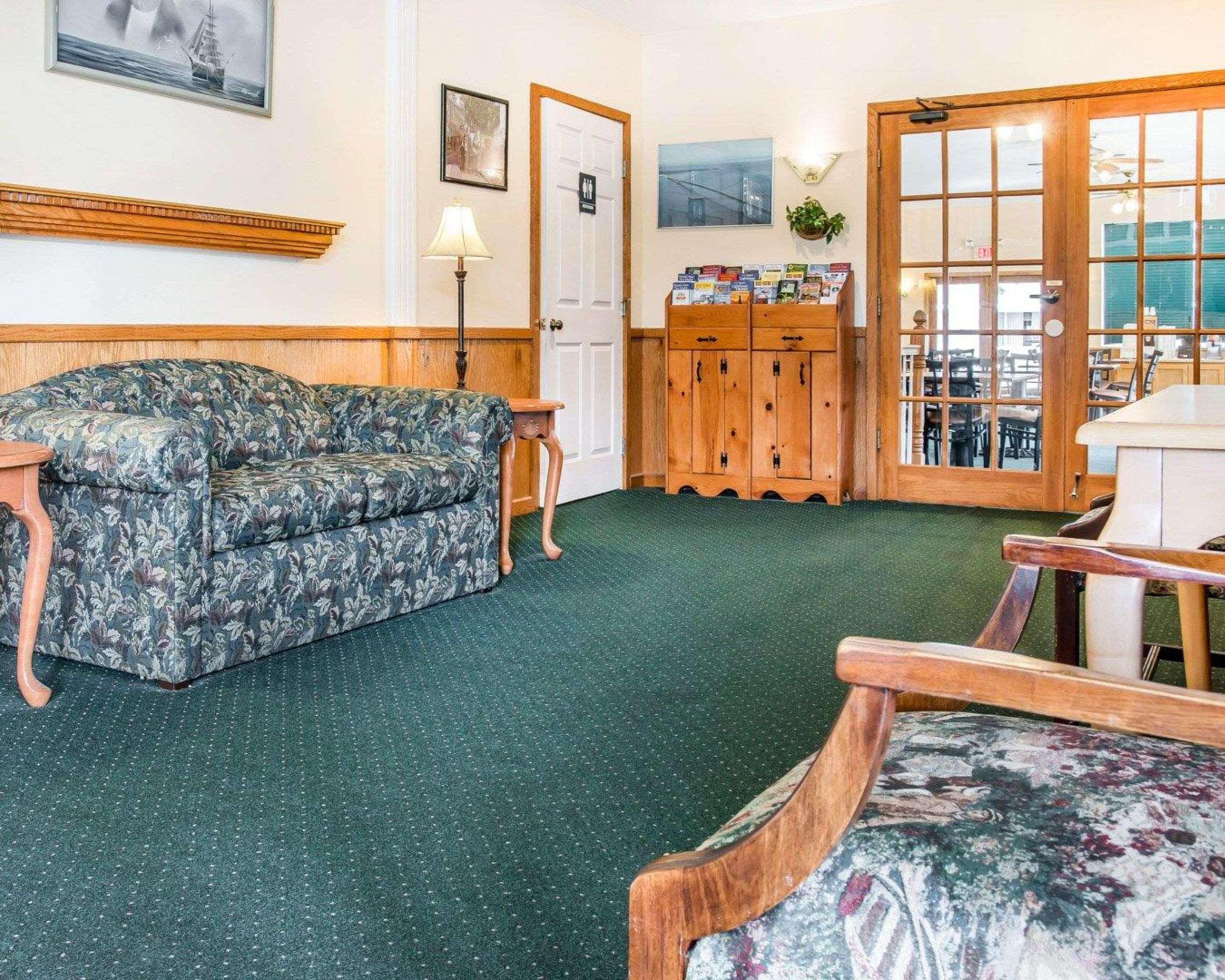 Quality Inn & Suites Mackinaw City Beachfront מראה חיצוני תמונה