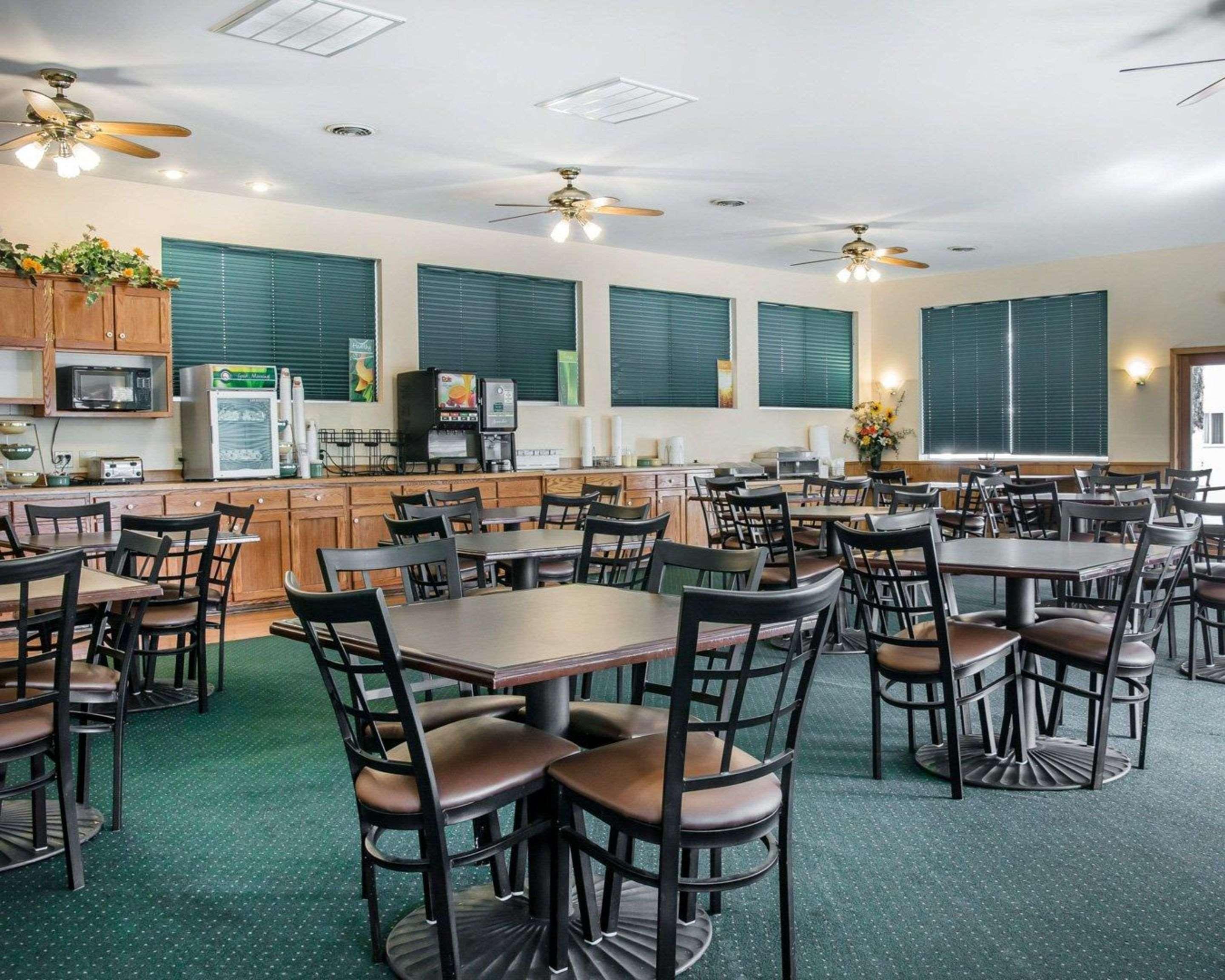 Quality Inn & Suites Mackinaw City Beachfront מראה חיצוני תמונה