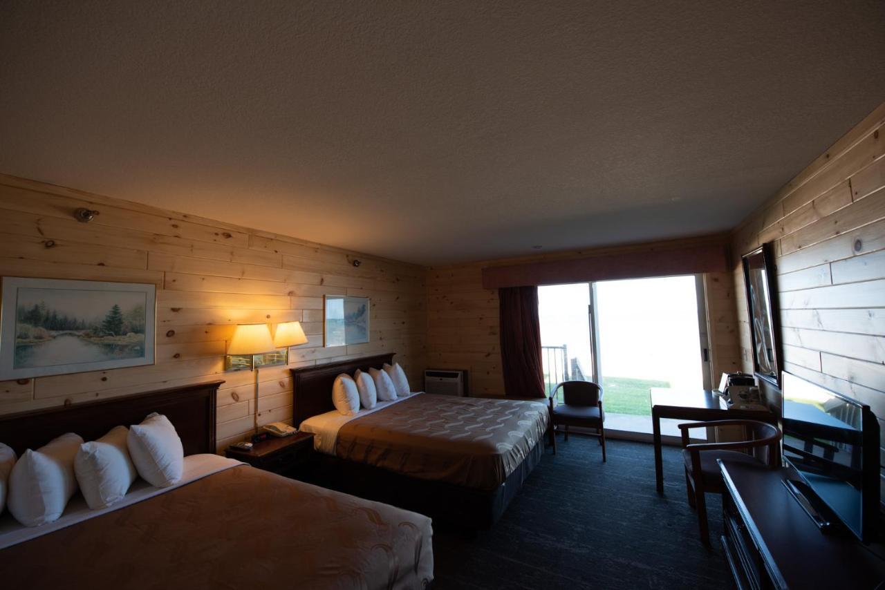 Quality Inn & Suites Mackinaw City Beachfront מראה חיצוני תמונה
