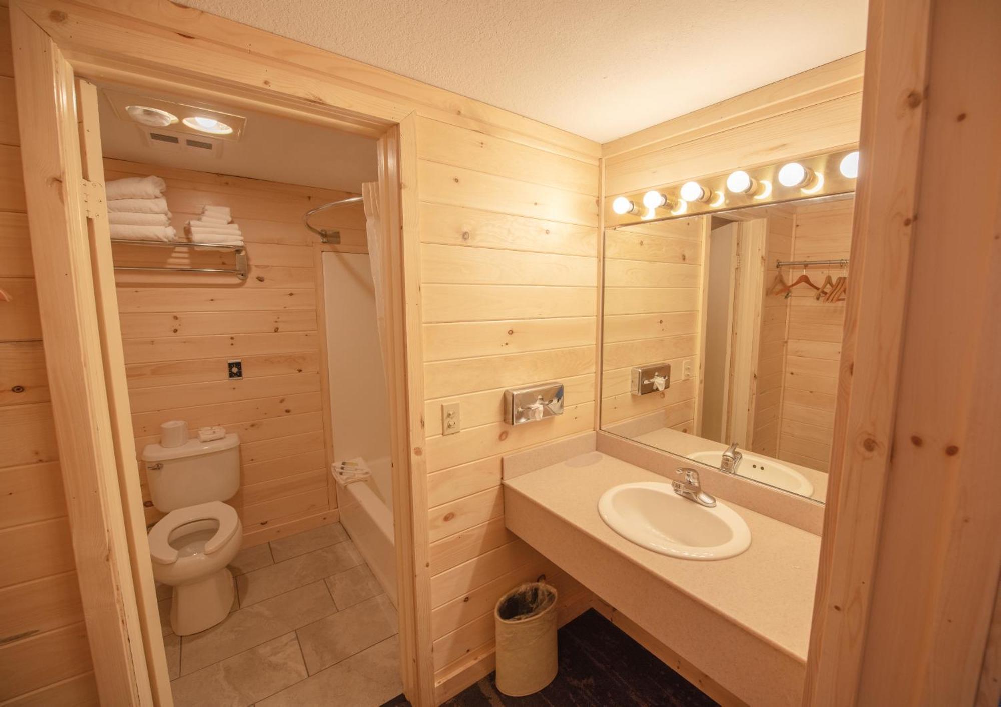 Quality Inn & Suites Mackinaw City Beachfront מראה חיצוני תמונה