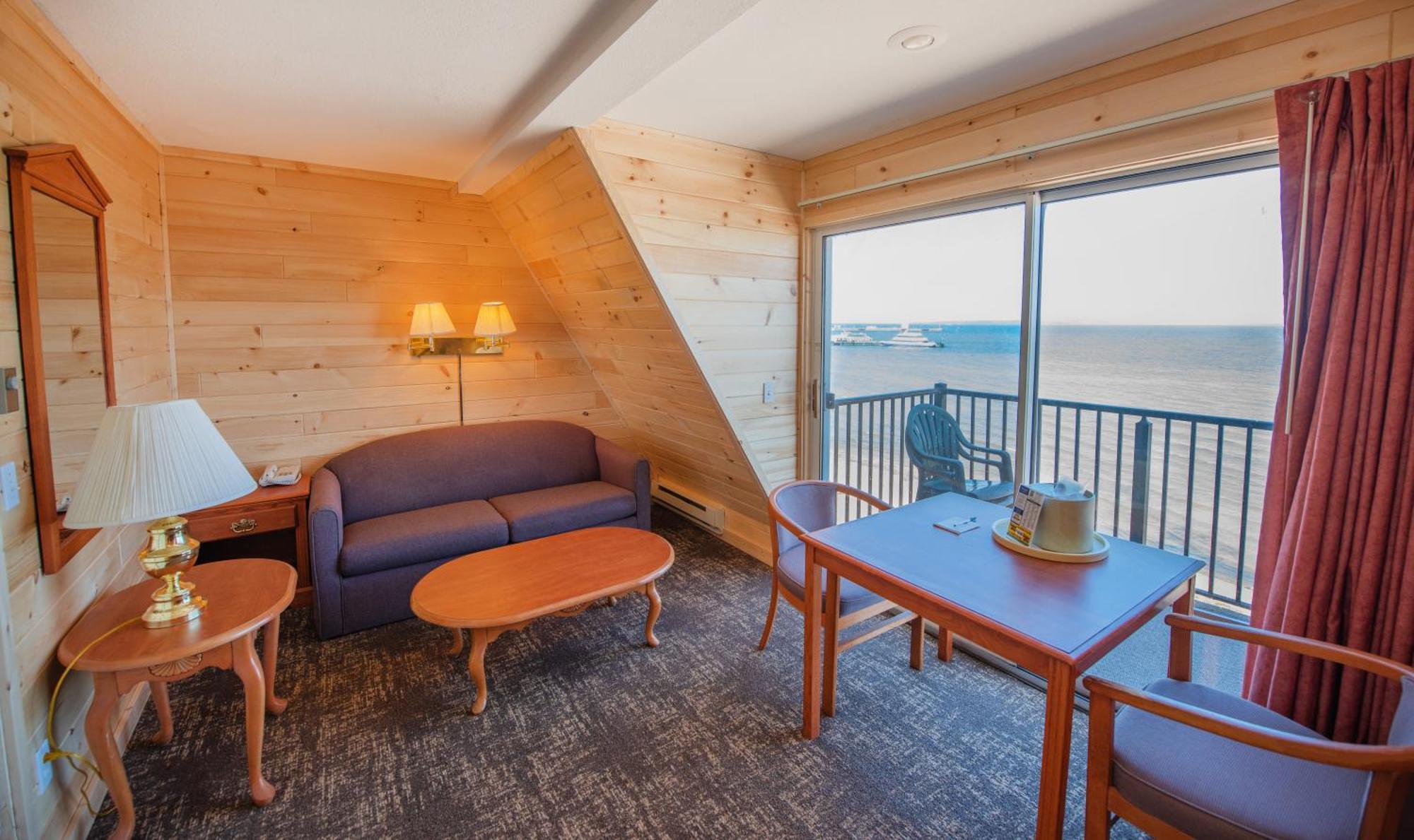 Quality Inn & Suites Mackinaw City Beachfront מראה חיצוני תמונה