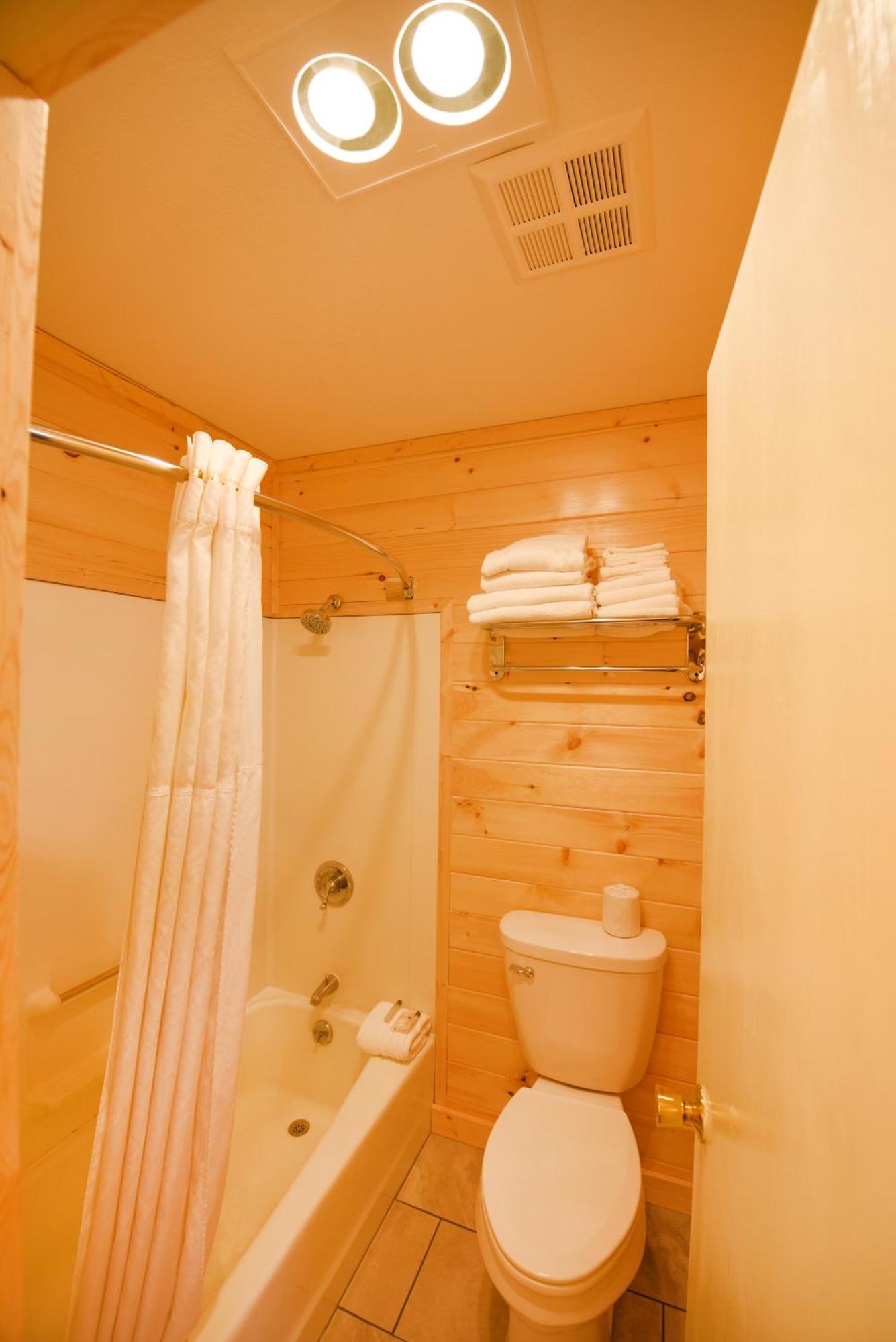 Quality Inn & Suites Mackinaw City Beachfront מראה חיצוני תמונה