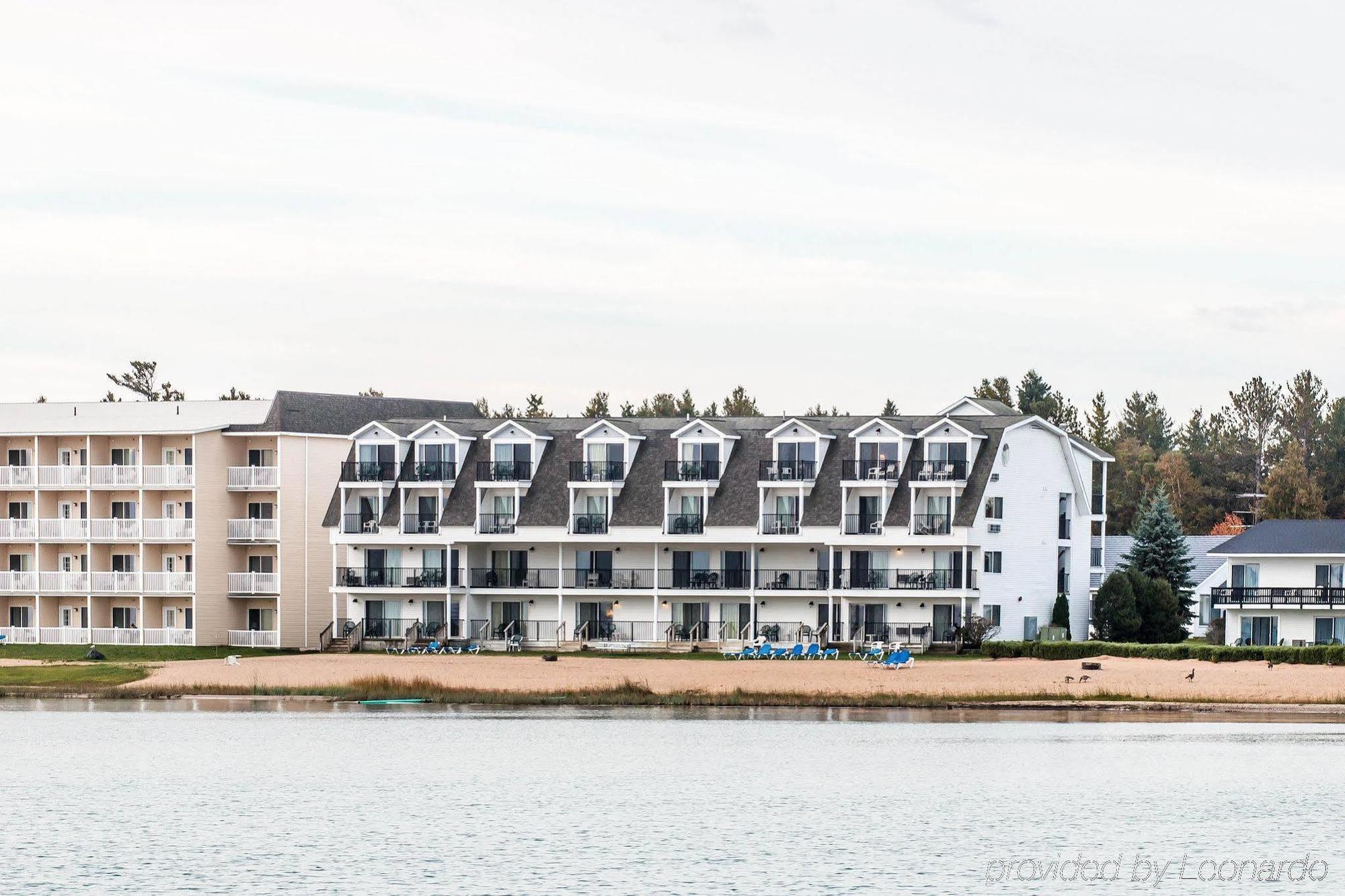 Quality Inn & Suites Mackinaw City Beachfront מראה חיצוני תמונה