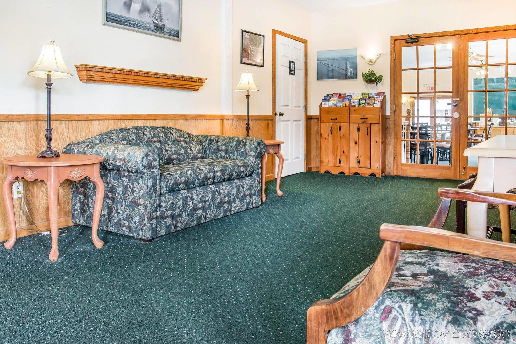 Quality Inn & Suites Mackinaw City Beachfront מראה חיצוני תמונה