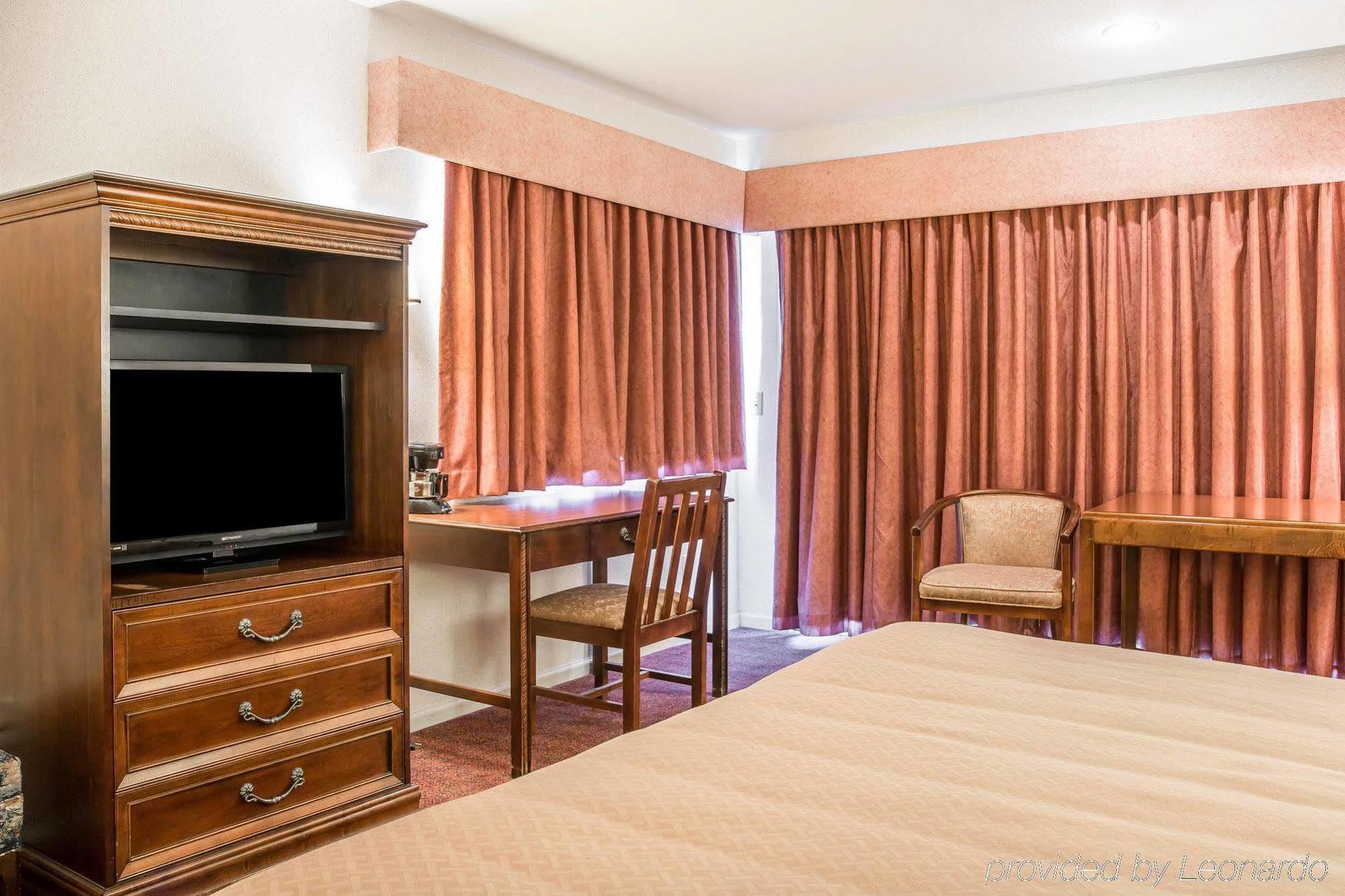 Quality Inn & Suites Mackinaw City Beachfront מראה חיצוני תמונה
