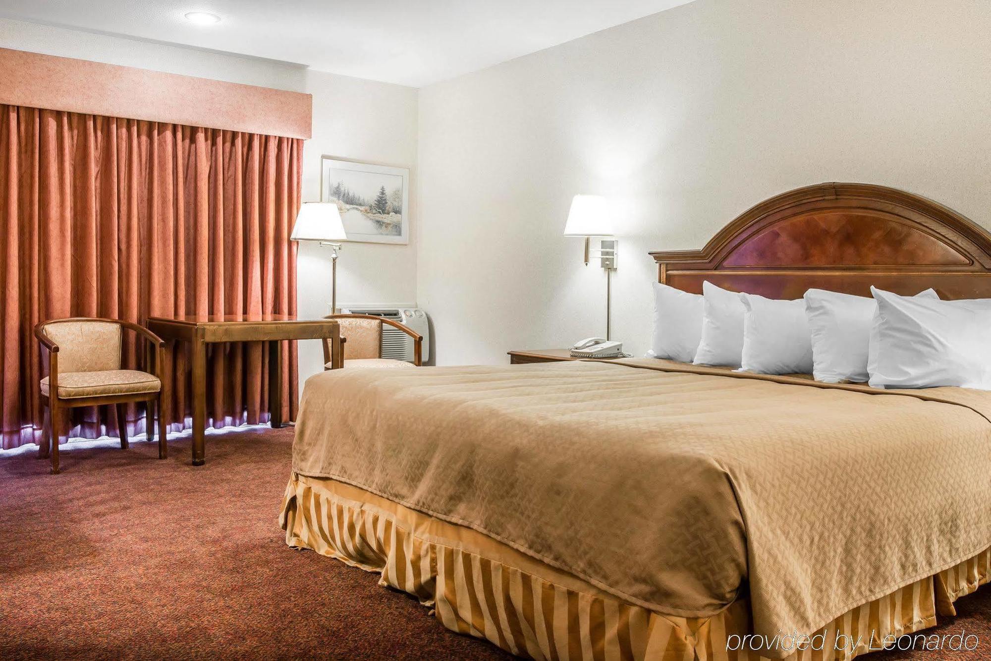 Quality Inn & Suites Mackinaw City Beachfront מראה חיצוני תמונה