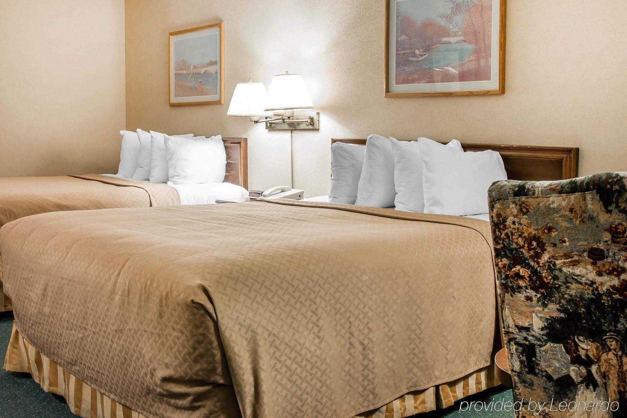 Quality Inn & Suites Mackinaw City Beachfront מראה חיצוני תמונה