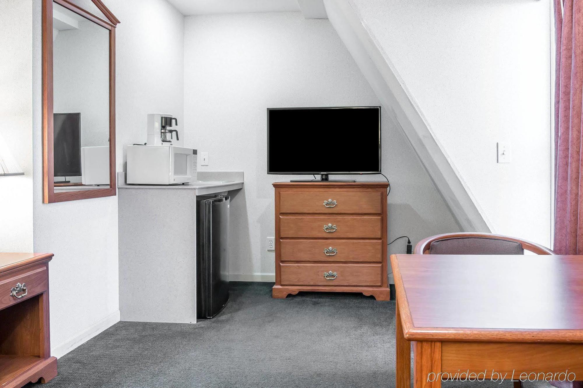 Quality Inn & Suites Mackinaw City Beachfront מראה חיצוני תמונה