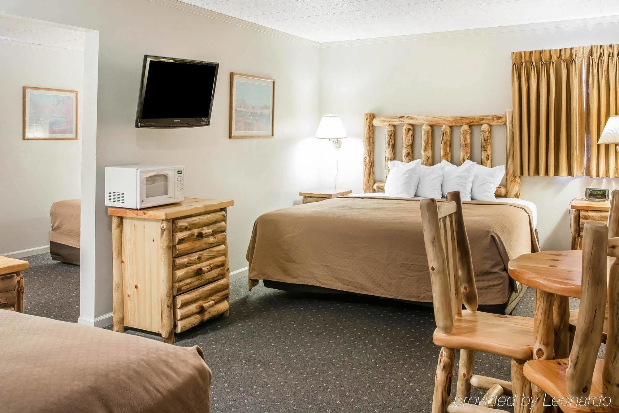 Quality Inn & Suites Mackinaw City Beachfront מראה חיצוני תמונה