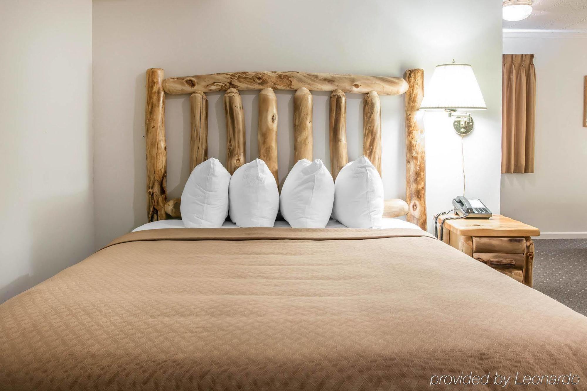 Quality Inn & Suites Mackinaw City Beachfront מראה חיצוני תמונה