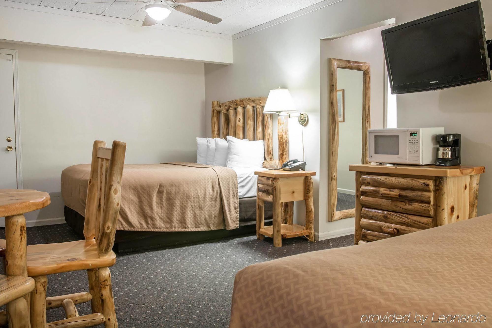 Quality Inn & Suites Mackinaw City Beachfront מראה חיצוני תמונה