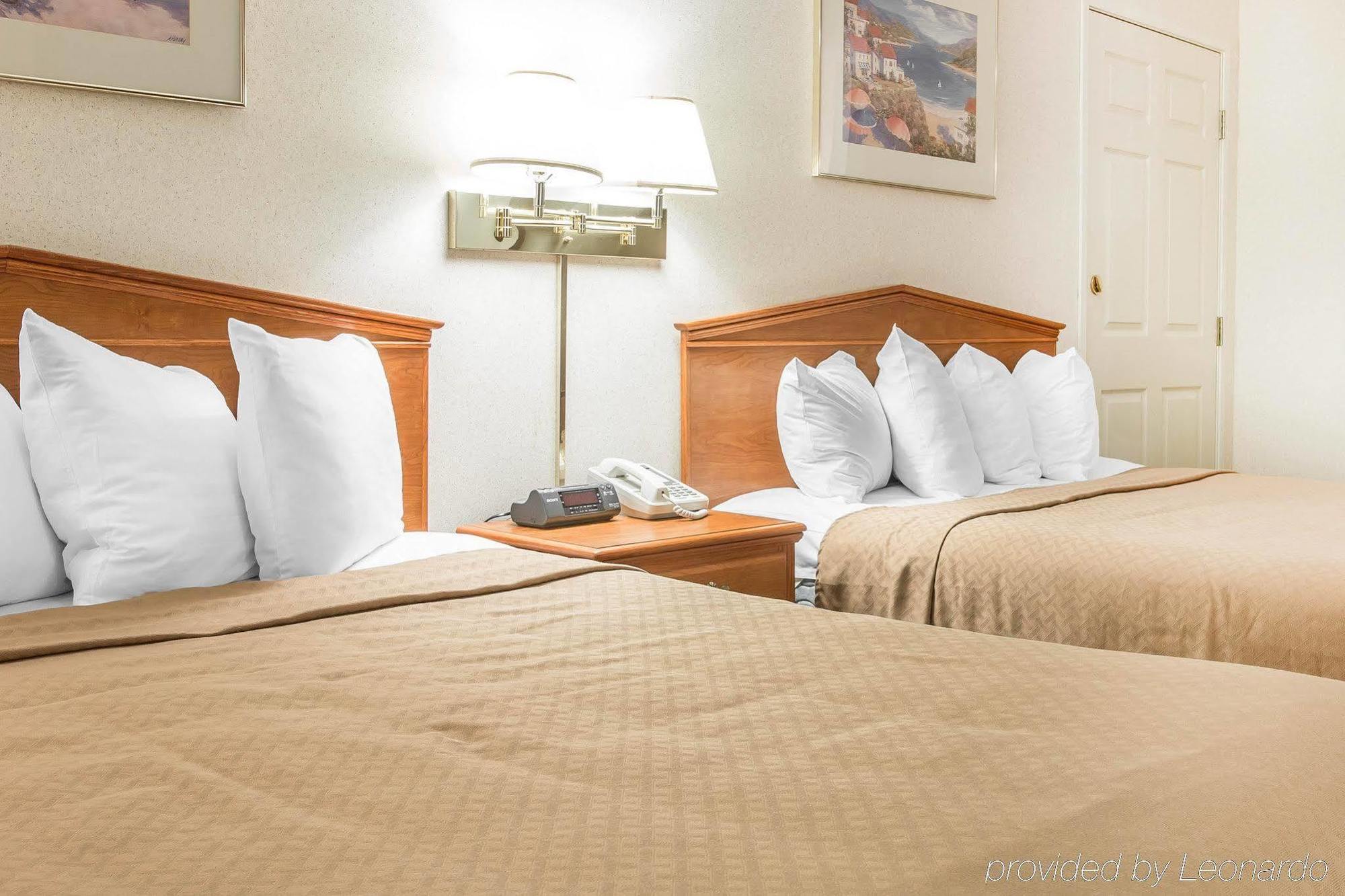Quality Inn & Suites Mackinaw City Beachfront מראה חיצוני תמונה