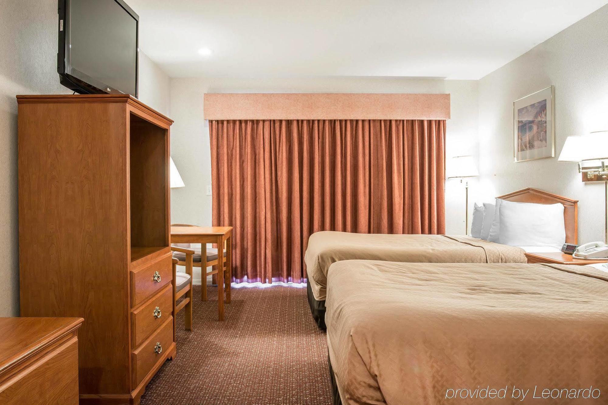 Quality Inn & Suites Mackinaw City Beachfront מראה חיצוני תמונה
