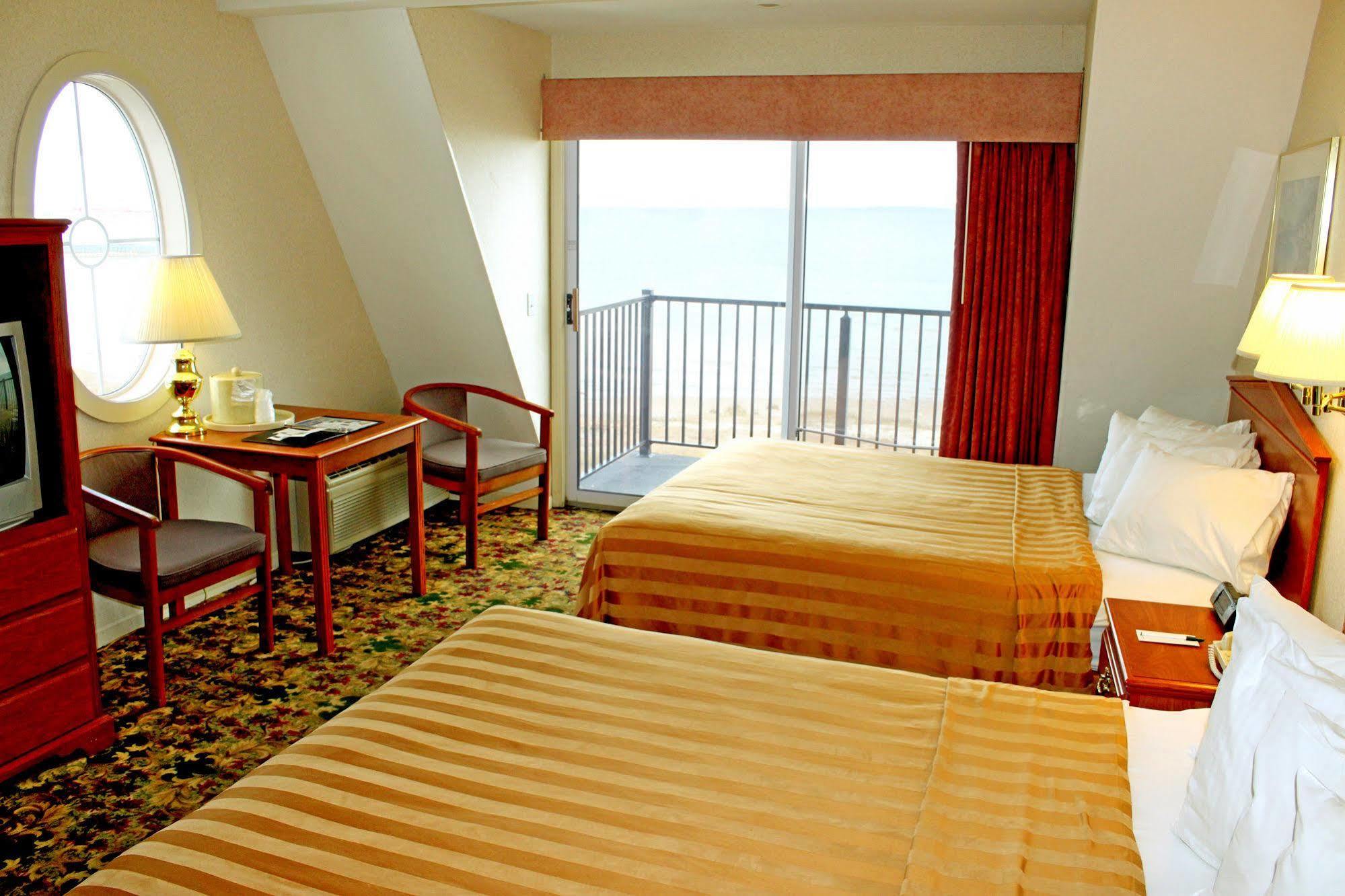 Quality Inn & Suites Mackinaw City Beachfront מראה חיצוני תמונה