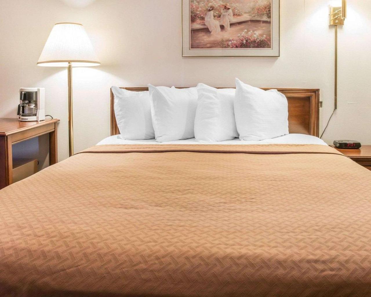 Quality Inn & Suites Mackinaw City Beachfront מראה חיצוני תמונה